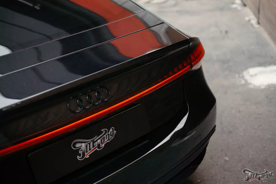 Классический карбон под матовым лаком в салоне Audi A7 и комплекс детейлинг-услуг